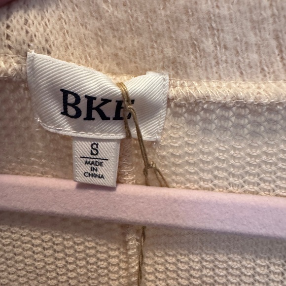 BKE Soft Beige V-Neck Sweater - Picture 2 of 3